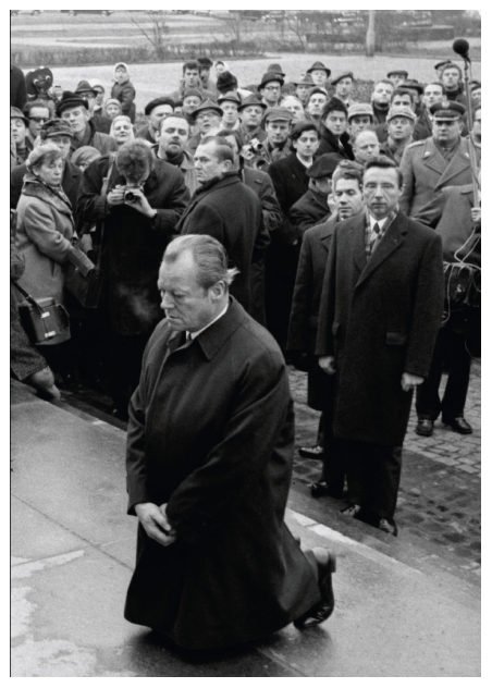 Abbildung zur Frage: Was wollte Willy Brandt mit seinem Kniefall 1970 im ehemaligen jüdischen Ghetto in Warschau ausdrücken?