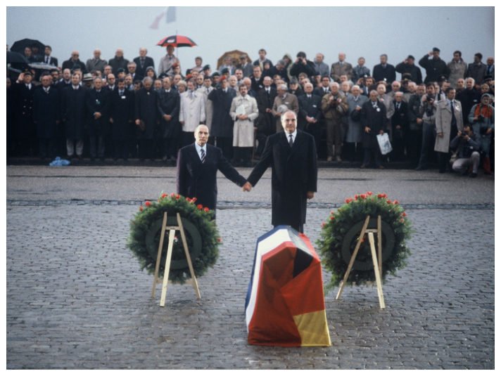 Abbildung zur Frage: Der damalige französische Staatspräsident François Mitterrand und der damalige deutsche Bundeskanzler Helmut Kohl gedenken in Verdun gemeinsam der Toten beider Weltkriege. Welches Ziel der Europäischen Union wird bei diesem Treffen deutlich?