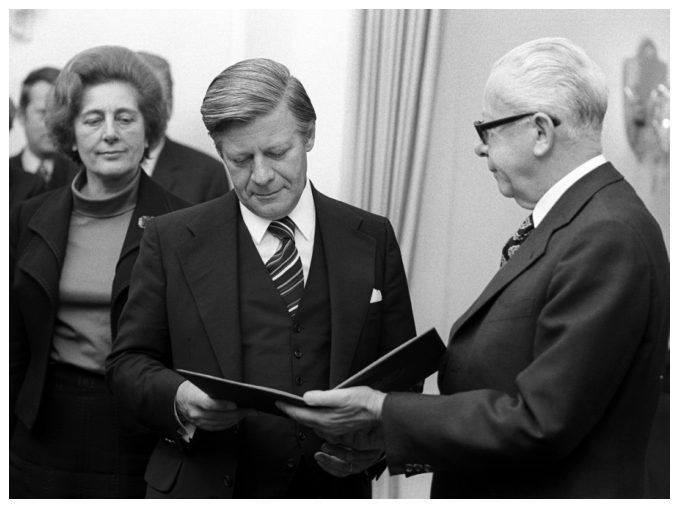Abbildung zur Frage: Der deutsche Bundespräsident Gustav Heinemann gibt Helmut Schmidt 1974 die Ernennungsurkunde zum deutschen Bundeskanzler. Was gehört zu den Aufgaben der deutschen Bundespräsidentin/des deutschen Bundespräsidenten?